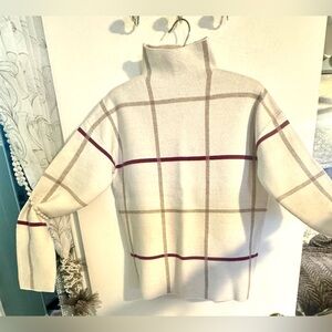TAHARI windowpane turtleneck, NWOT, long sleeved sweater. Size small,would fit M